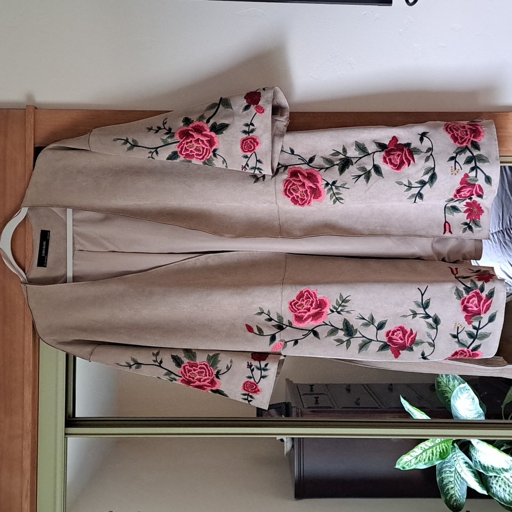 Zara coat with embroidery .Size S.